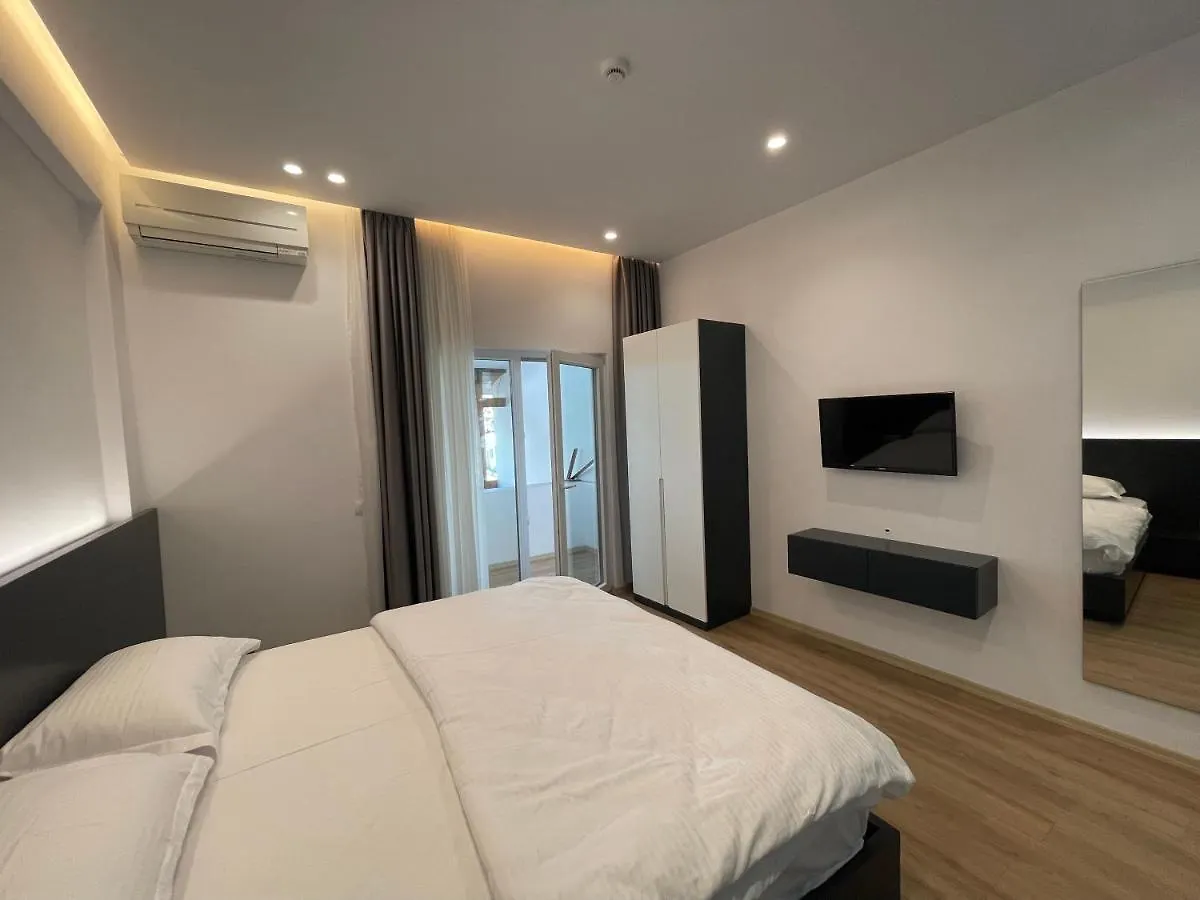 Ladi Rooms Tirana 4*,